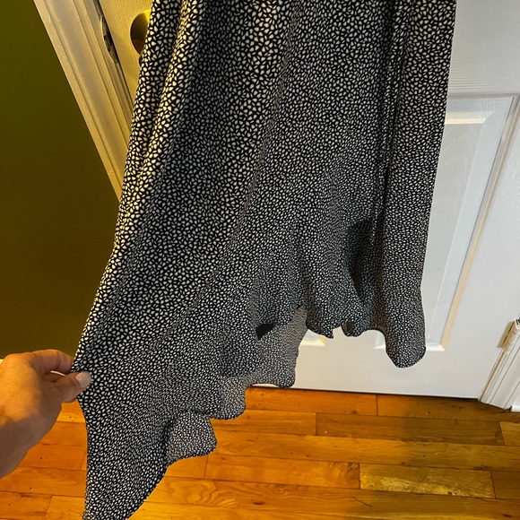 Karl Lagerfeld black and white dress slightly draped in back bottom size 4 - Picture 4 of 5